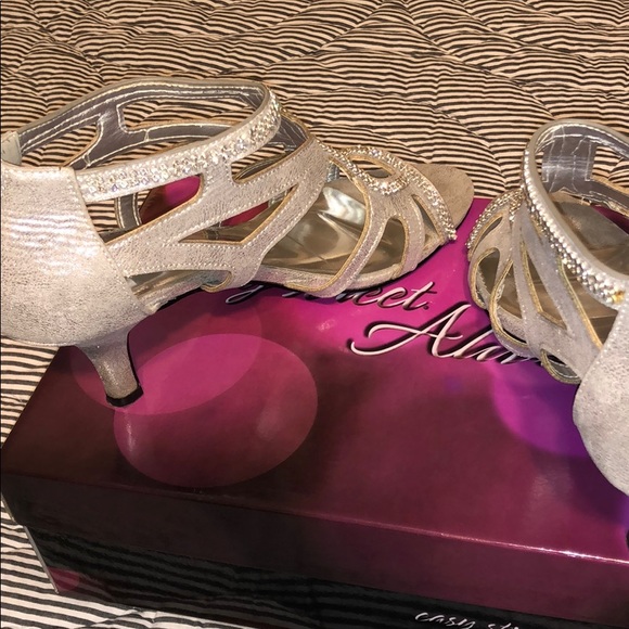 Silver Heels - Picture 4 of 6